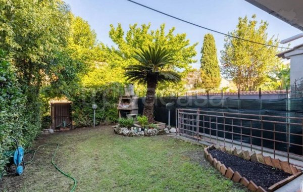 casa indipendente in vendita a Roma in zona Casal Palocco