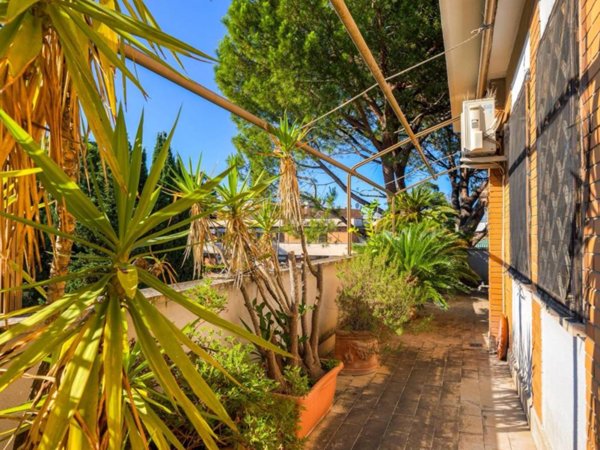 appartamento in vendita a Roma in zona Tomba di Nerone