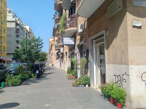 locale commerciale in vendita a Roma in zona Appio Latino