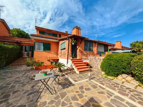 casa indipendente in vendita a Roma in zona Casal Palocco