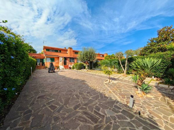 casa indipendente in vendita a Roma in zona Casal Palocco