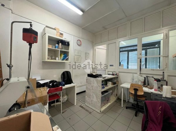 locale commerciale in vendita a Roma in zona Tuscolano