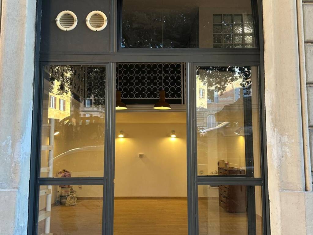 negozio in vendita a Roma in zona Rione Borgo