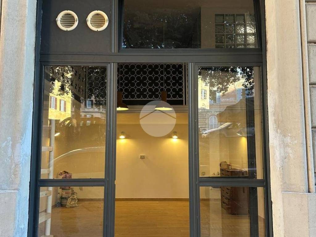 negozio in vendita a Roma in zona Rione Borgo
