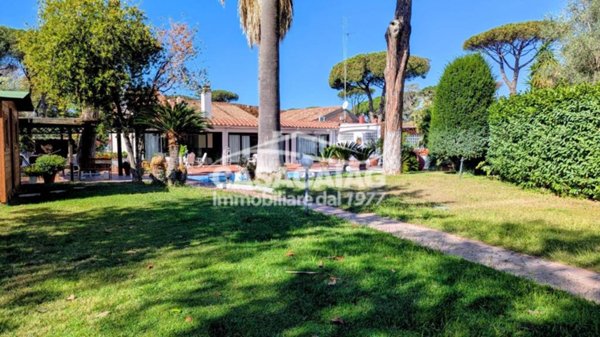 casa indipendente in vendita a Roma in zona Casal Palocco