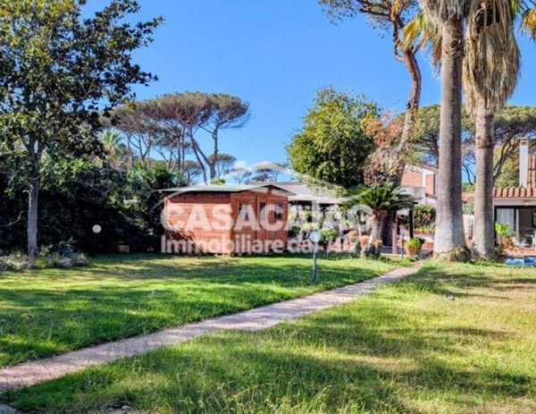 casa indipendente in vendita a Roma in zona Casal Palocco