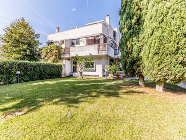 casa indipendente in vendita a Roma in zona Axa