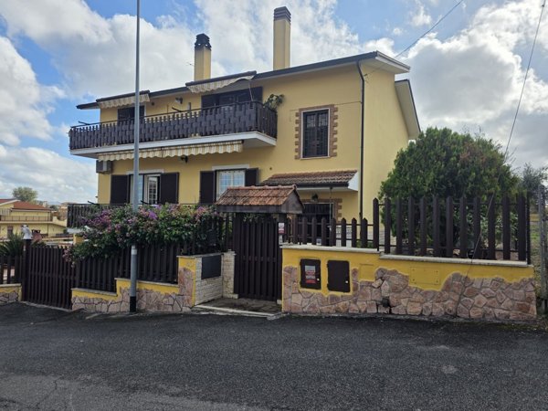 casa indipendente in vendita a Roma in zona Finocchio