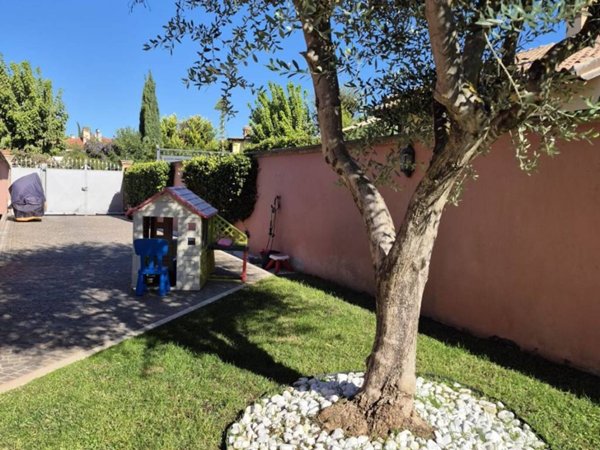 casa indipendente in vendita a Roma in zona Infernetto