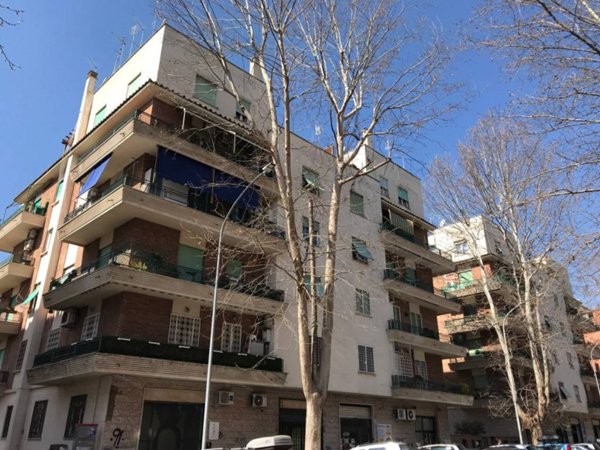 appartamento in vendita a Roma in zona Appio Latino