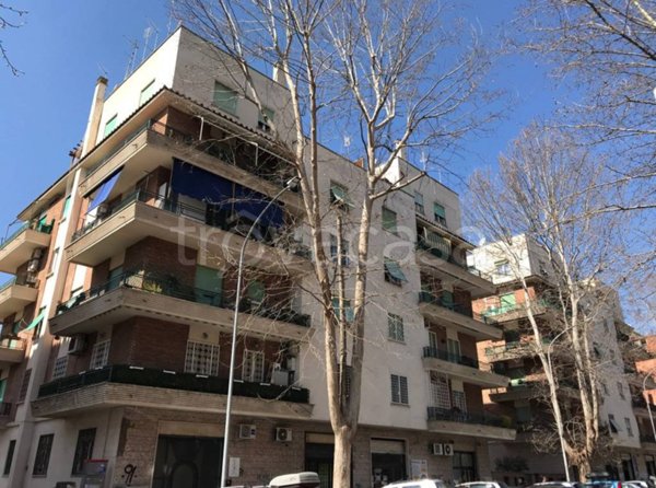 appartamento in vendita a Roma in zona Appio Latino
