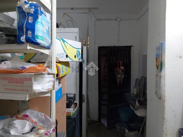 locale commerciale in vendita a Roma in zona Appio Latino