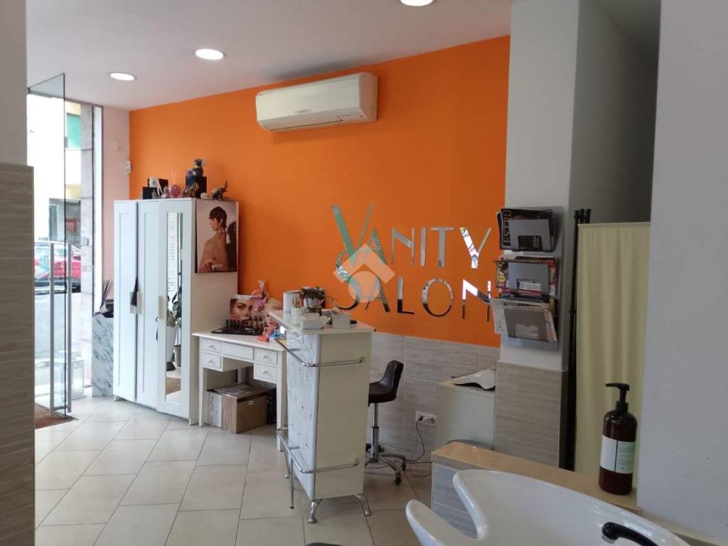 negozio in vendita a Roma in zona Appio Latino