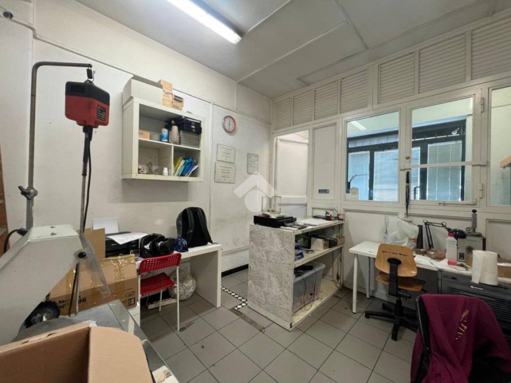 negozio in vendita a Roma in zona Tuscolano