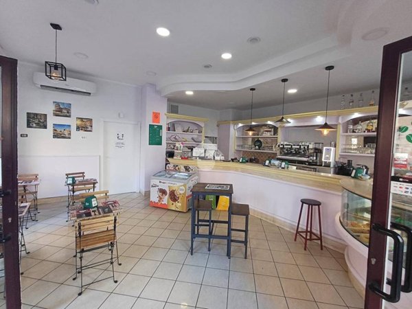 negozio in vendita a Roma in zona Tuscolano