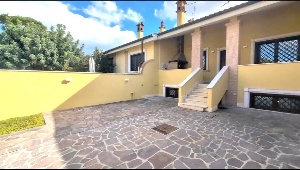 casa indipendente in vendita a Roma in zona Infernetto