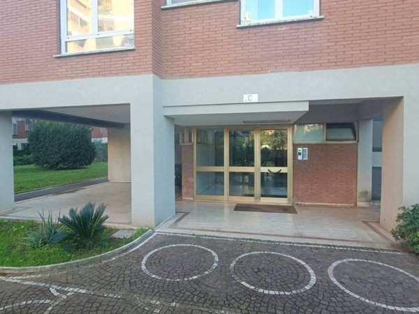 locale commerciale in vendita a Roma in zona Torrino