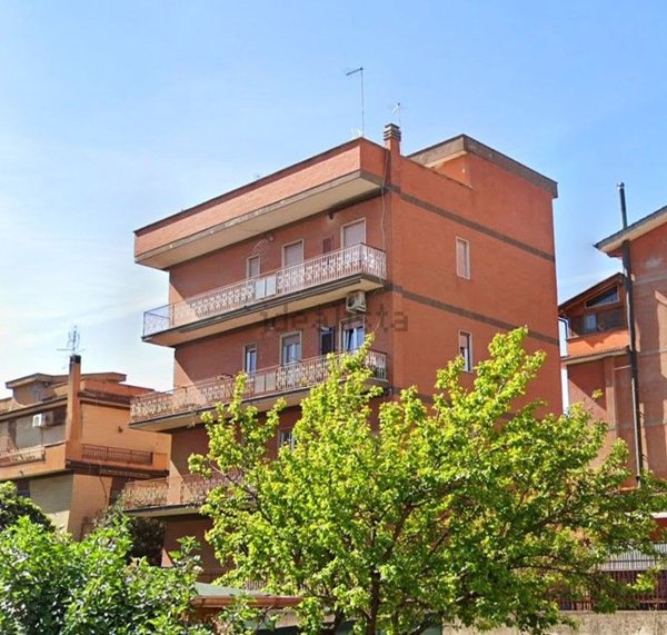 appartamento in vendita a Roma in zona Torre Angela