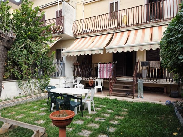 casa indipendente in vendita a Roma in zona Finocchio