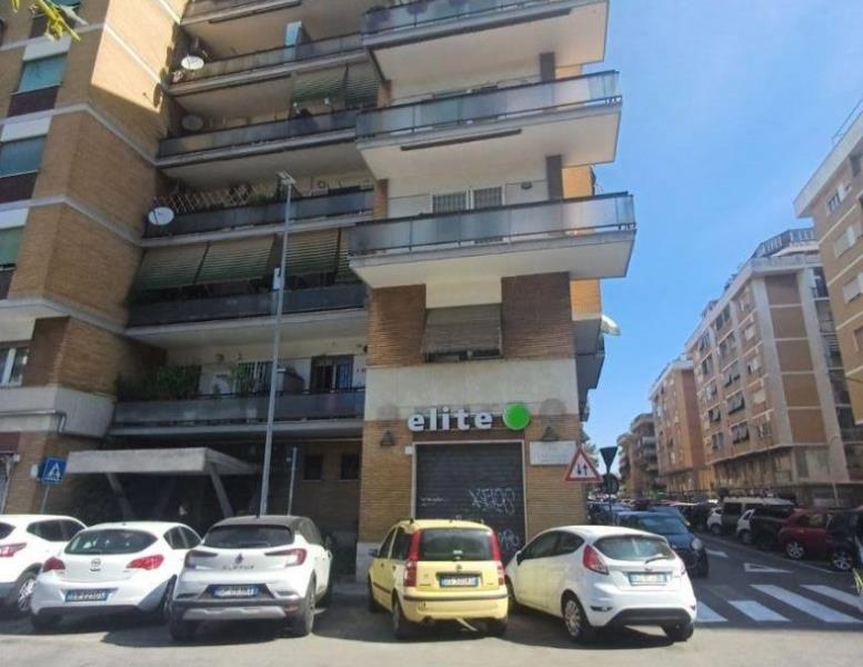 locale commerciale in vendita a Roma in zona Portuense