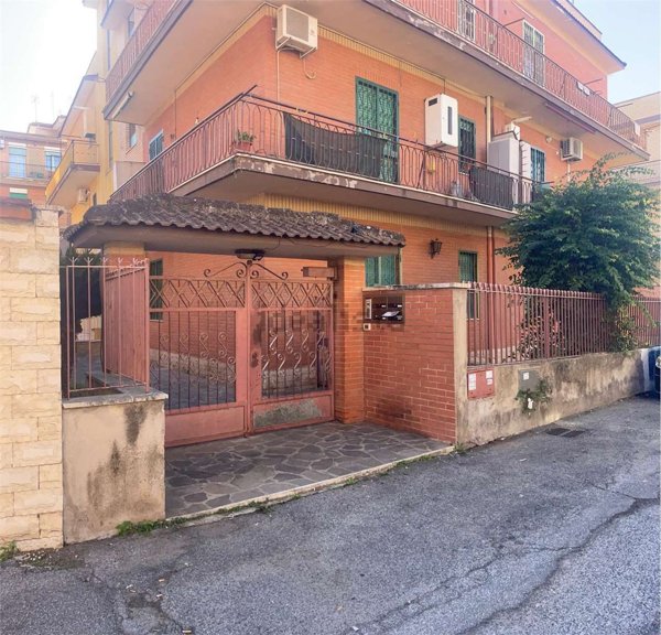 appartamento in vendita a Roma in zona Torre Angela