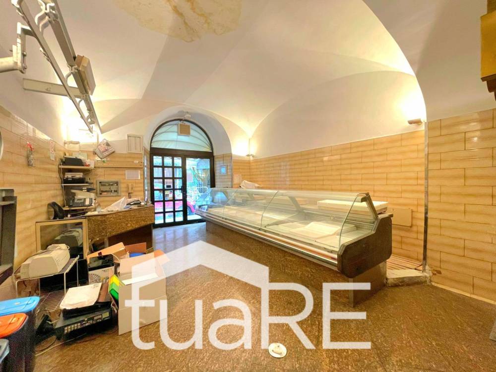 negozio in vendita a Roma in zona San Basilio