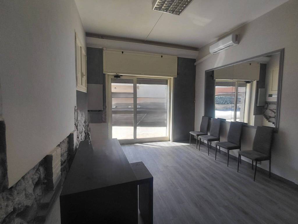 negozio in vendita a Roma in zona Torre Angela