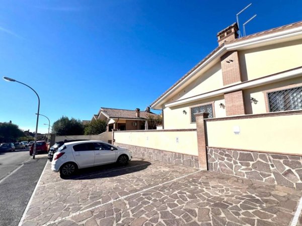 casa indipendente in vendita a Roma in zona Acilia