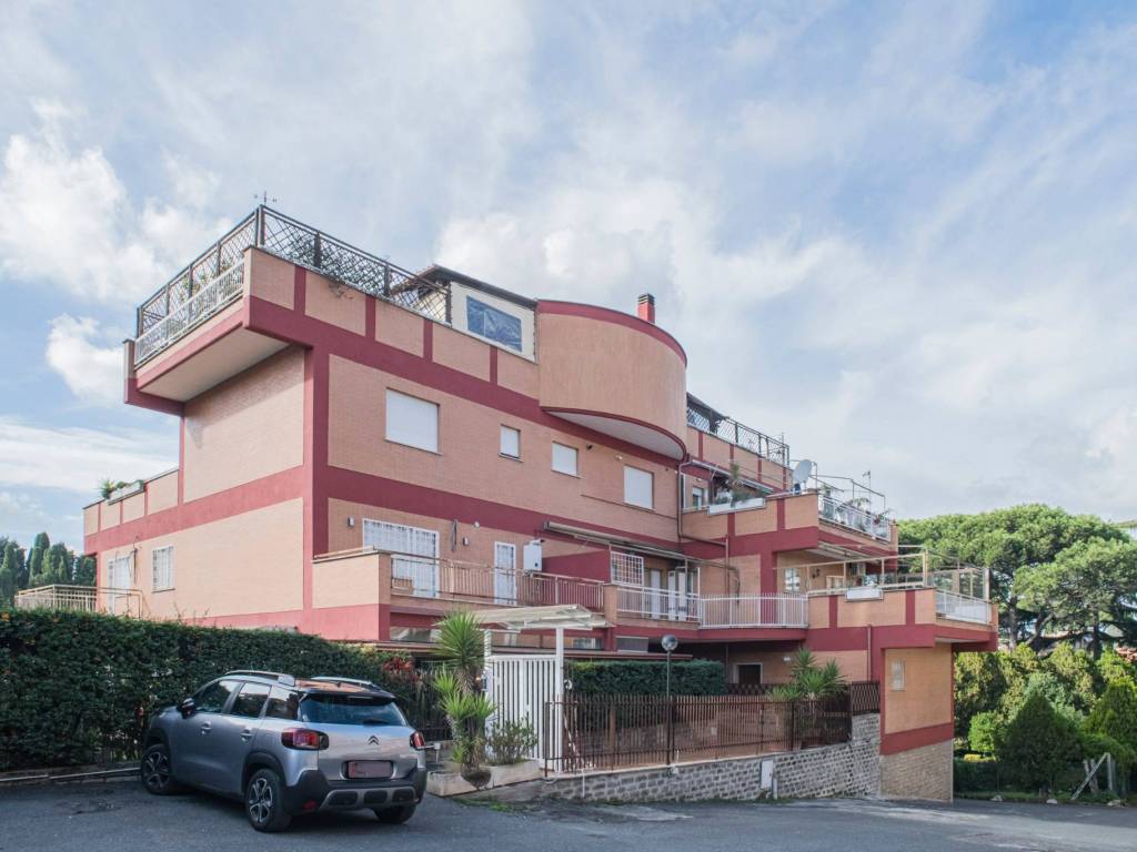 appartamento in vendita a Roma in zona Torrione Cerquetta