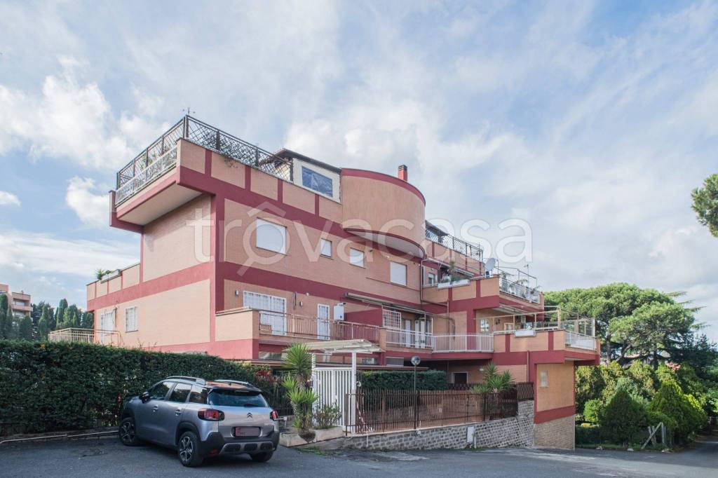 appartamento in vendita a Roma in zona Torrione Cerquetta
