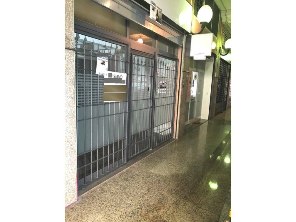 negozio in vendita a Roma in zona Cinecittà