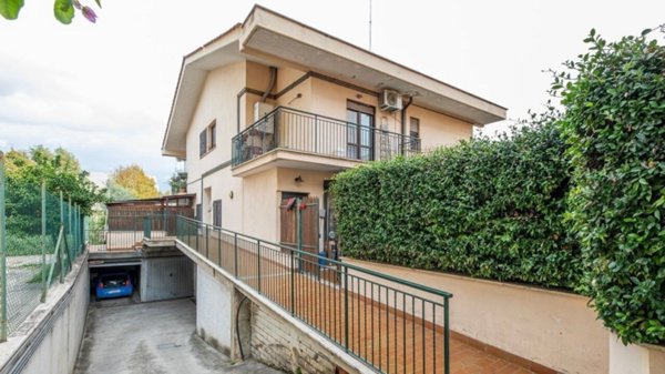 appartamento in vendita a Roma in zona Torre Angela