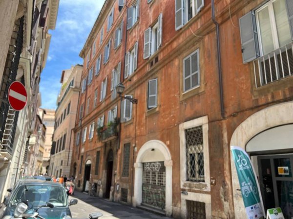 locale commerciale in vendita a Roma in zona Parione/Sant'Eustachio