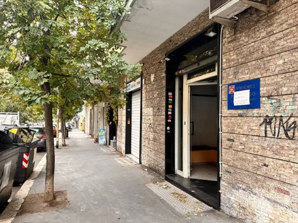 negozio in vendita a Roma in zona Tuscolano