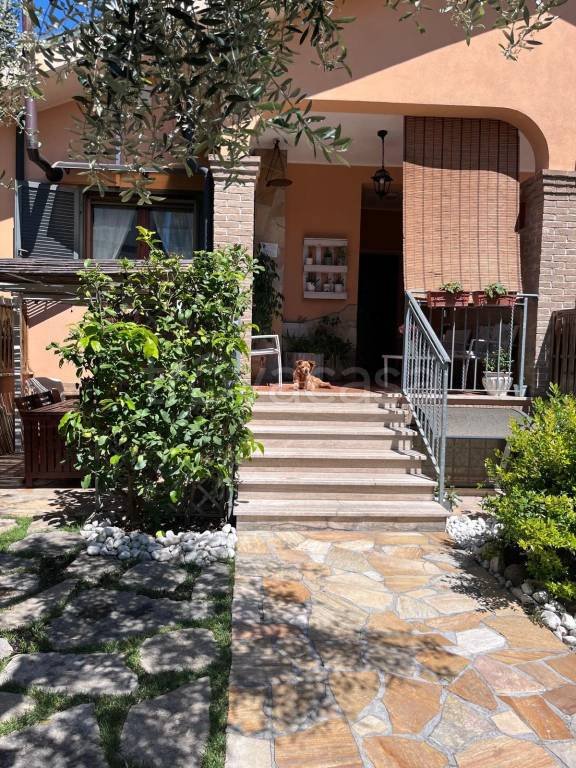 casa indipendente in vendita a Roma in zona Lunghezza