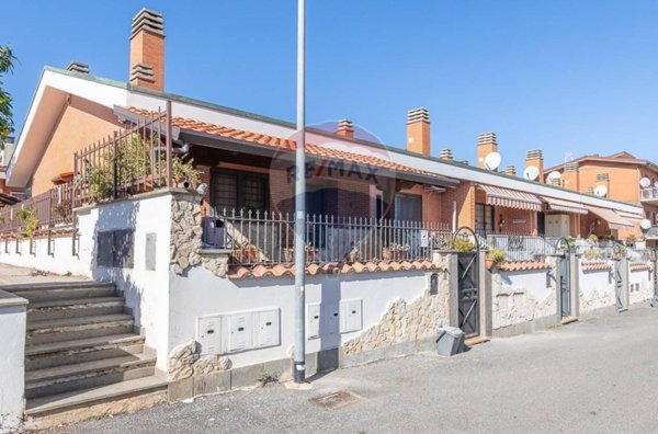 casa indipendente in vendita a Roma in zona Ponte di Nona