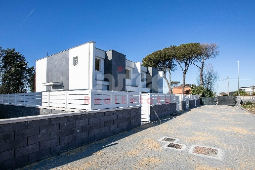 casa indipendente in vendita a Roma in zona Casal Palocco