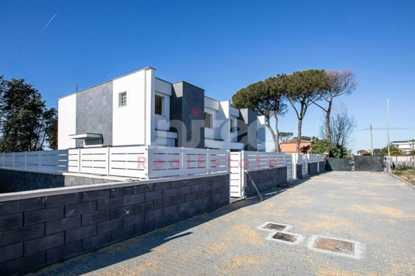 casa indipendente in vendita a Roma in zona Casal Palocco