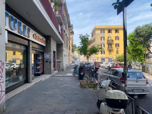 negozio in vendita a Roma in zona Tuscolano