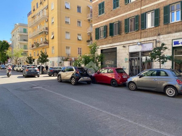 negozio in vendita a Roma in zona Appio Claudio