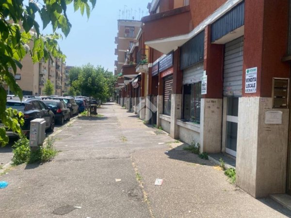 negozio in vendita a Roma in zona Appio Claudio