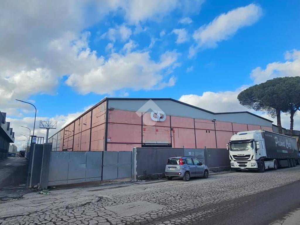 locale commerciale in vendita a Roma in zona Torre Angela