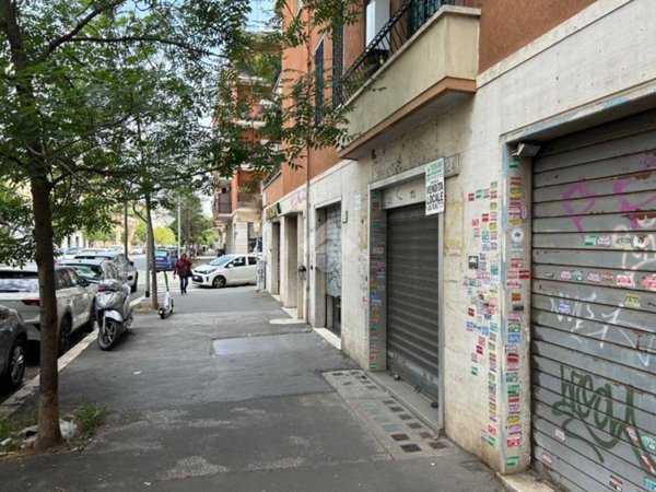 negozio in vendita a Roma in zona Tuscolano