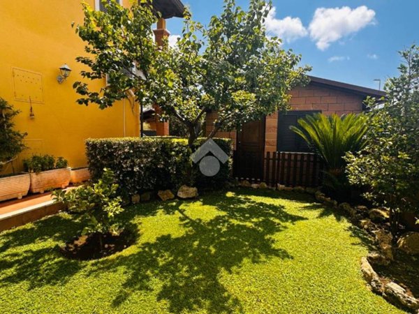 casa indipendente in vendita a Roma in zona Ostia Antica