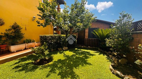 casa indipendente in vendita a Roma in zona Ostia Antica