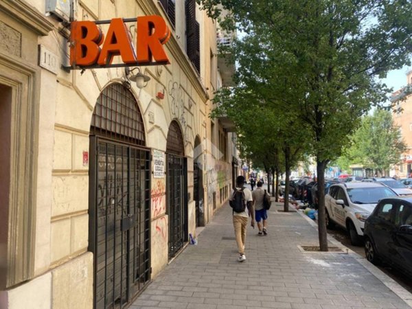 negozio in vendita a Roma in zona Tuscolano