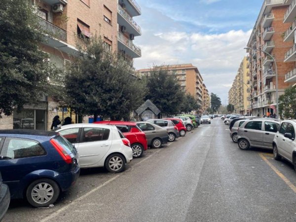 negozio in vendita a Roma in zona Tuscolano