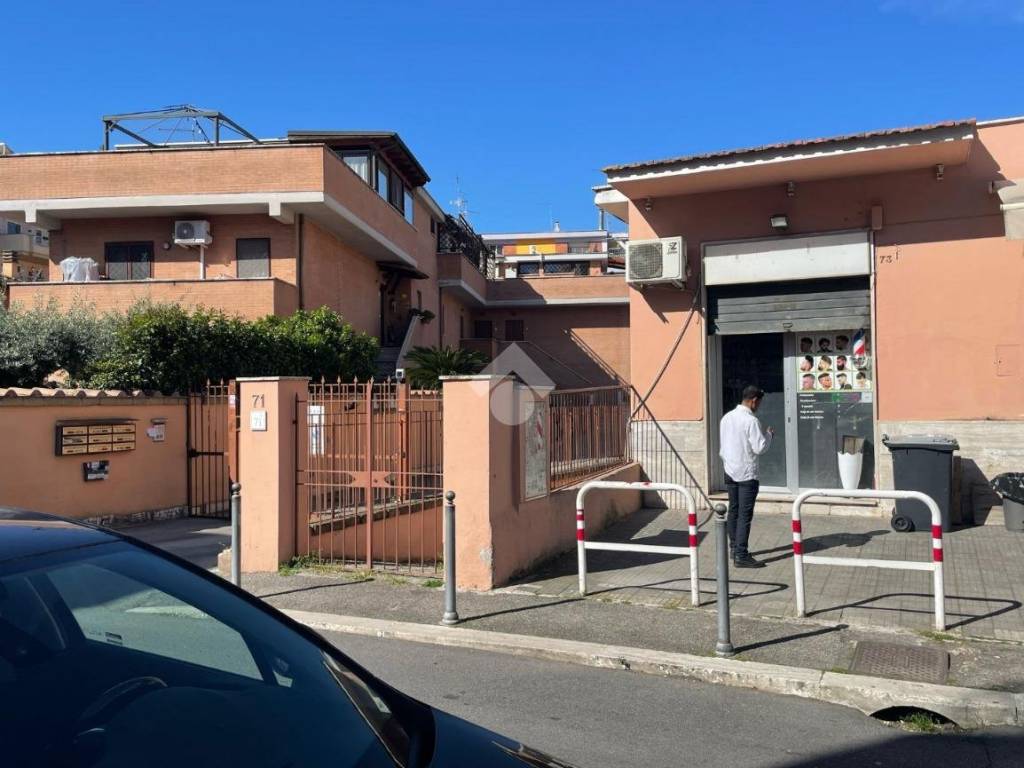 negozio in vendita a Roma in zona Ponte Mammolo