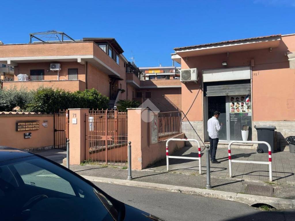 negozio in vendita a Roma in zona Ponte Mammolo