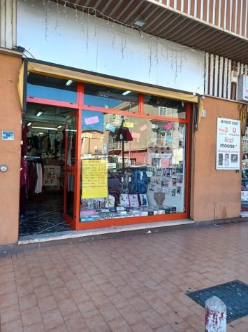 negozio in vendita a Roma in zona Torre Angela